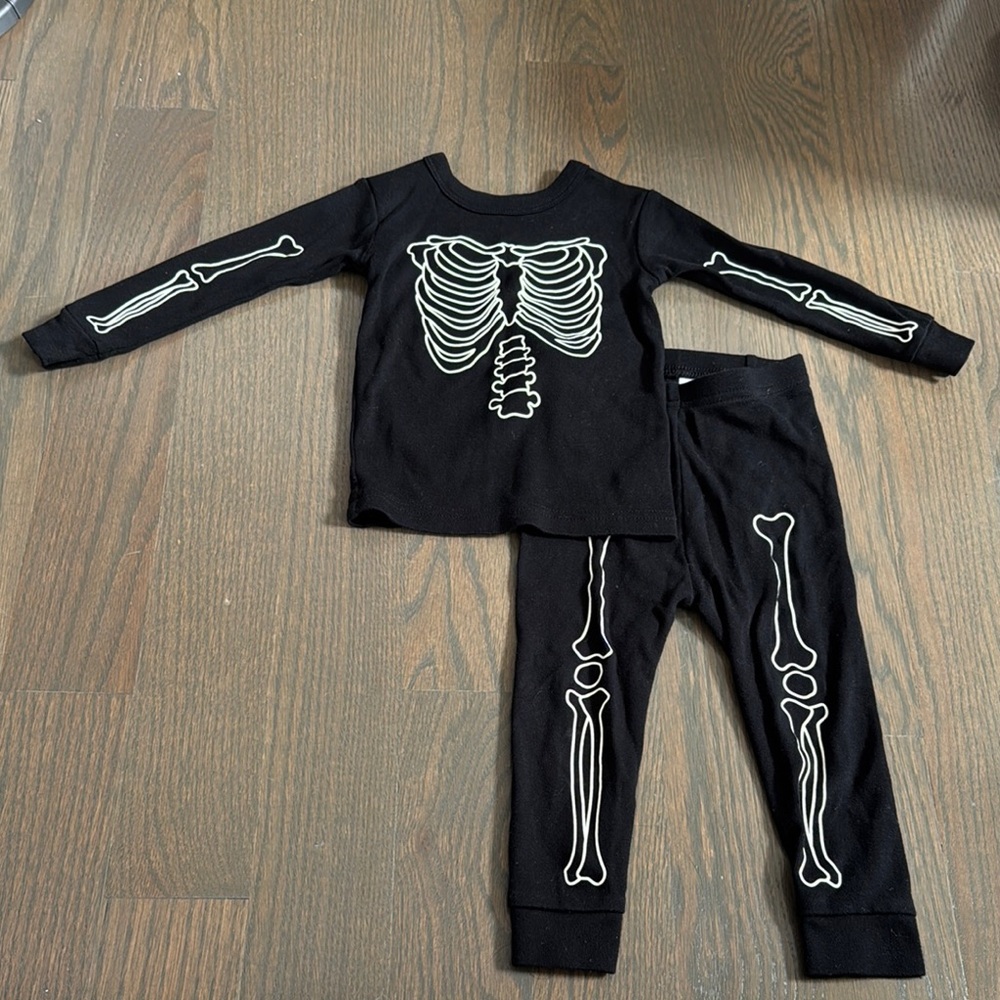 GAP Baby Glow-in-the-Dark Skeleton Halloween Pajama Set | Black | 18-24 M